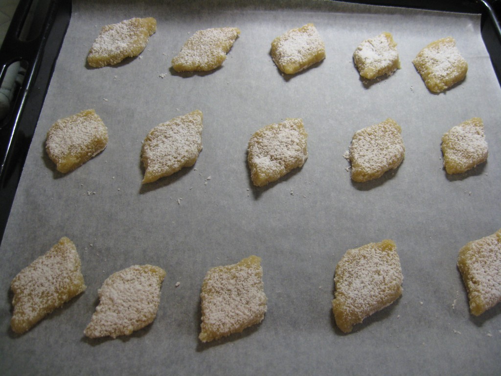 Ricciarelli recipe: Diamond-shaped and dusted with icing sugar