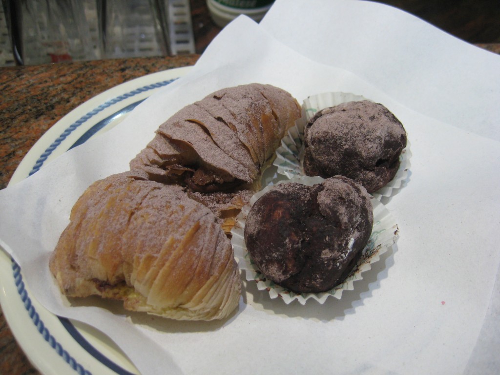 Family lunch in Naples: Stop for some pastries