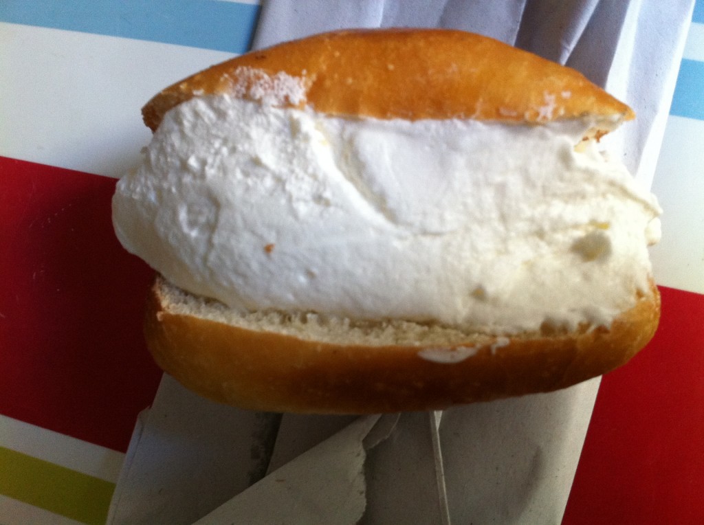 Loving Italian Breakfast - Maritozzi con panna