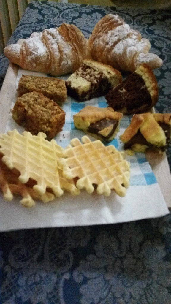 Bed and Breakfast Pescasseroli: Plate of breakfast goodies