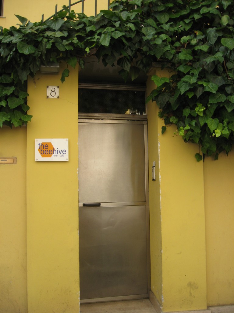 Budget Accommodation in Rome - The BeeHive - Entrance