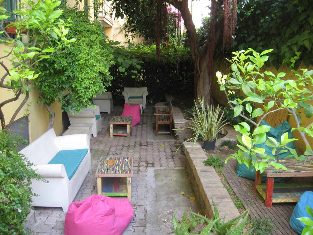 Budget Accommodation in Rome - The BeeHive - Relaxing Garden 