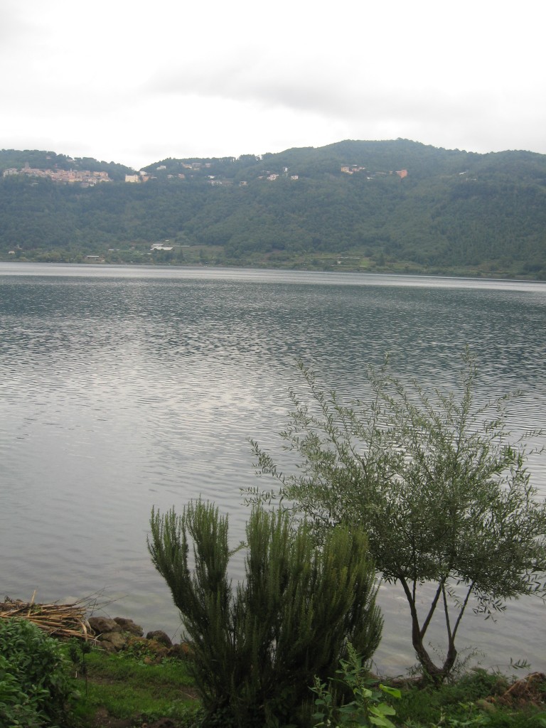 Day trip from Rome: Lake Nemi - Walking closer to the lake