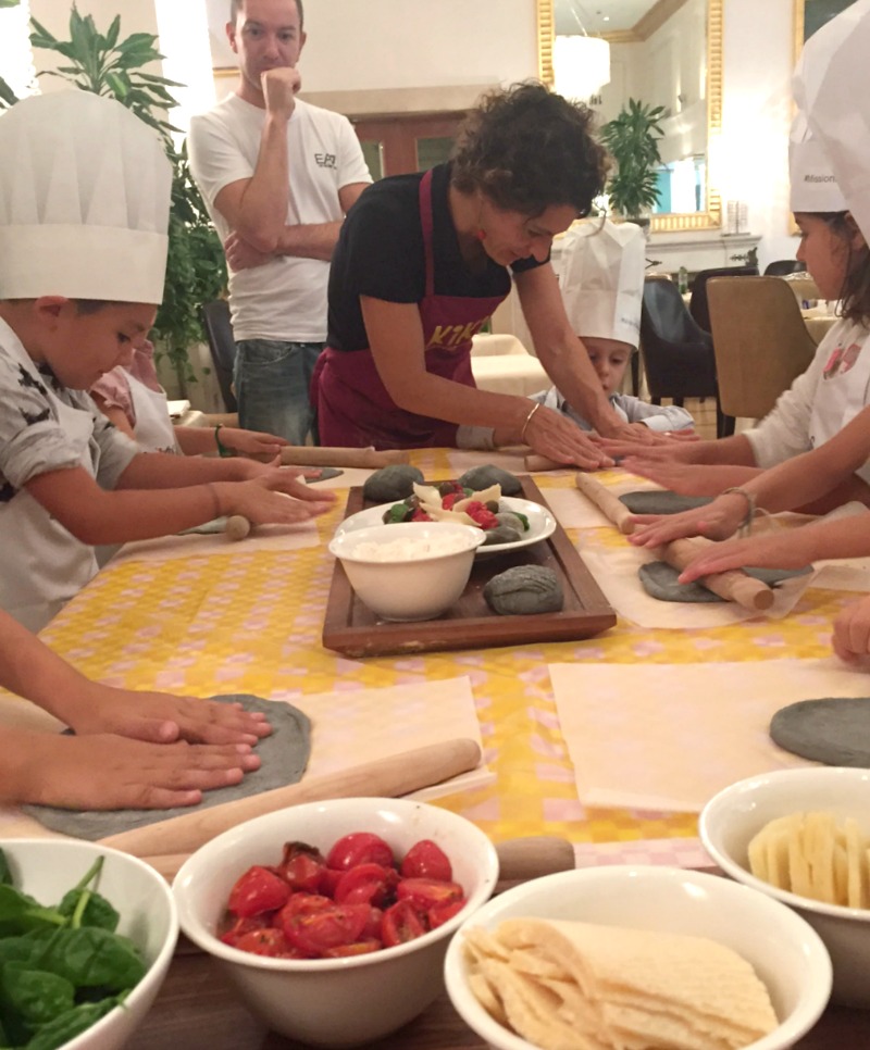 Westin Excelsior Rome: Mission Delicious event | Kids making black and white focaccino 