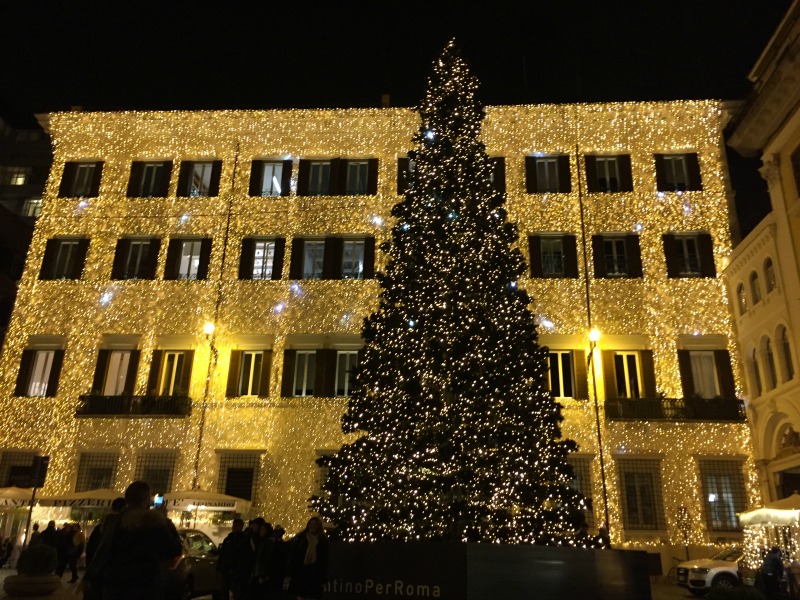 Piazza Mignanelli in Rome for the holidays | BrowsingRome.com