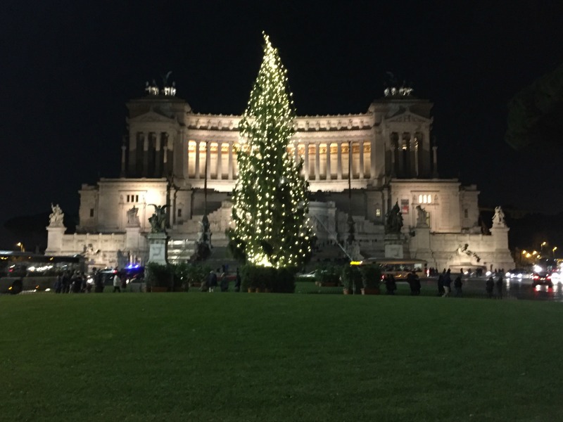 Piazza Venezia in Rome during the holidays | BrowsingRome.com