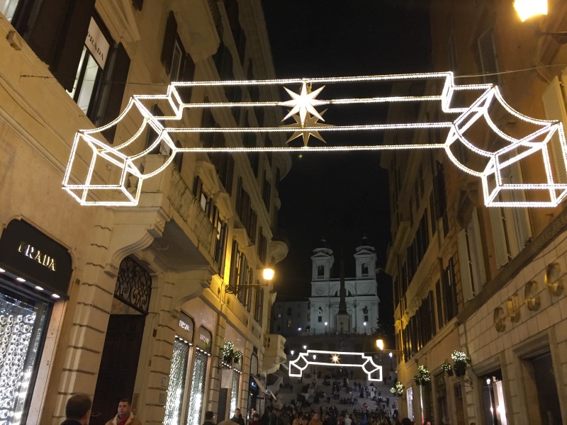 Via dei Condotti in Rome during the holidays | BrowsingRome.com